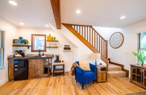 Elm Mott Ski Chalet | The Nuthatch Cabin (15 MIN to Magnolia & Baylor)