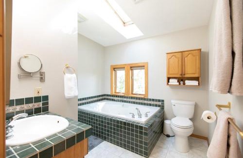 Lyle House | The Oaks feat Private Disc Golf Course