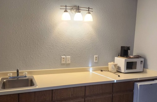 Sheboygan Falls Hotel | The Oasis Hotel & Bar