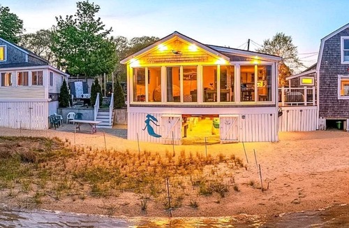 Onset House | "The Ocean View ROOM" IN "The Flamingo social House"