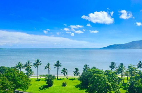 Cairns North Hotel | The Oceanfront