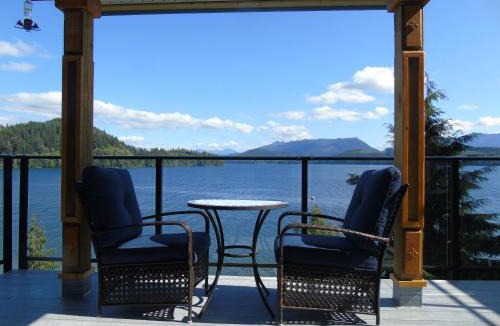 Coal Harbour Hotel | The Oceanfront Inn on Stephens Bay