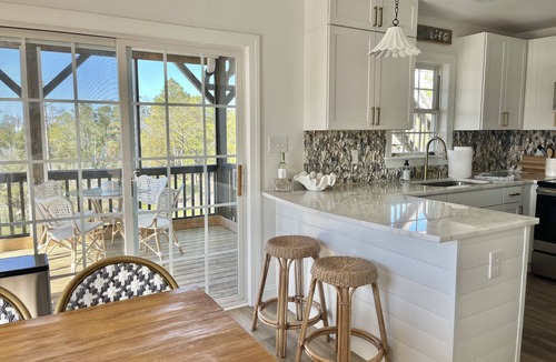 Emerald Isle House | The Oceans Oyster-Hot tub, 5 min to beach, Pets, Sleeps 10 , Sound Views!