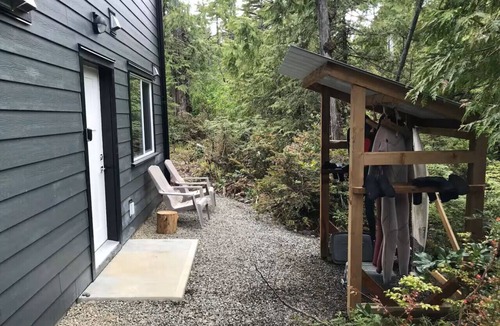 Ucluelet House | The Offshore Suite - Chill vibes close to downtown