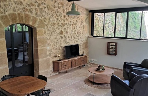 Jouques Apartment | “The Old Disco” Suite