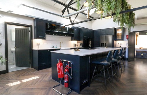Sittingbourne Cottage | THE OLD WORKSHOP, family friendly, with hot tub in Harrietsham