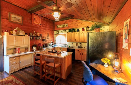 Hixson Cabin | The Ole Pole Barn at Dry Creek Hideaways