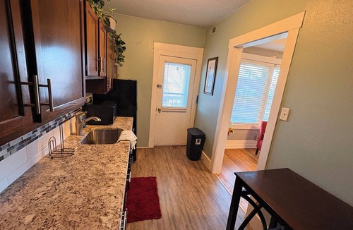 Downtown Des Moines Apartment | The Olive #5, charmer in BEAUtiful Sherman Hills!