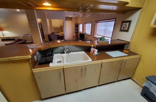 Alert Bay Hotel | The Orca Inn