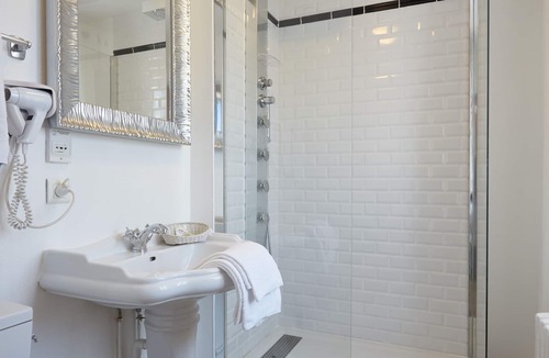 Saint-Valery-sur-Somme Hotel | The Originals Boutique, Hôtel La Colonne de Bronze