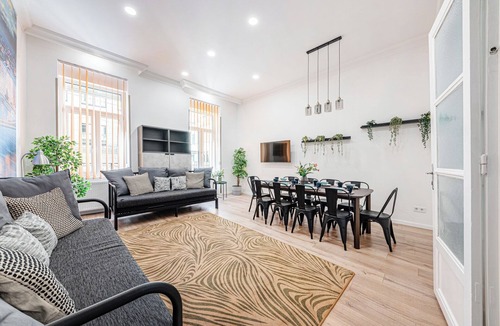 Nepszinhaz negyed Apartment | The Other Side - Spacious 3BR with Jacuzzi and Private Sauna