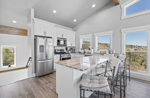 Fish Haven House | The Overlook | BBQ + Stunning Lake Views + Games