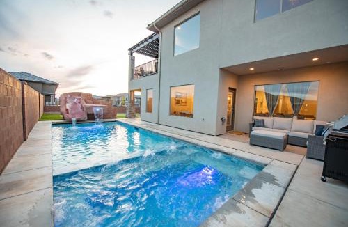Hurricane House | The Pad Spacious Luxury Retreat Sleeps 23, Private Pool, Spa, Game Room and More