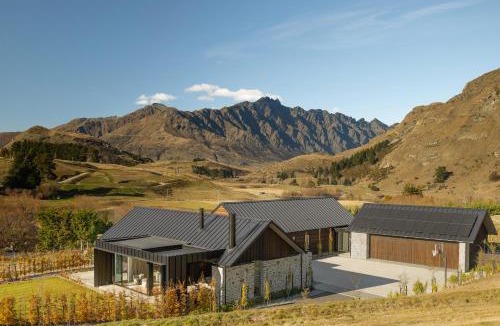 Dalefield Villa | The Paddock by MajorDomo - Rural Home w Spa Pool
