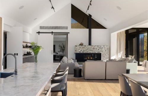 Dalefield Villa | The Paddock by MajorDomo - Rural Home w Spa Pool