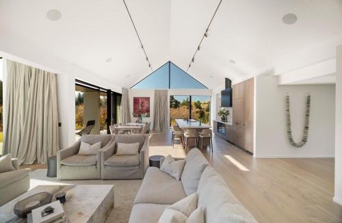 Dalefield Villa | The Paddock by MajorDomo - Rural Home w Spa Pool