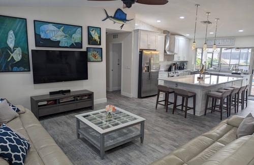 Apollo Beach House | The Palm Tree Waterfront - Pool Home - Free Heated pool- Pool Table - kayaks
