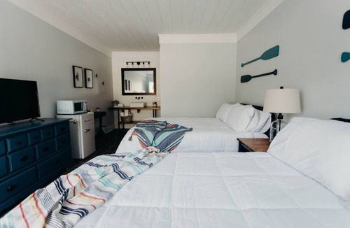 Byrdstown Bed & Breakfast | The Pendergrass Room, Lakeside Inn at Dale Hollow