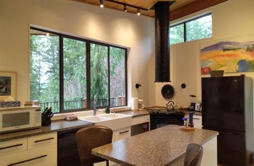 Madeira Park House | The Perch at Moon Dance