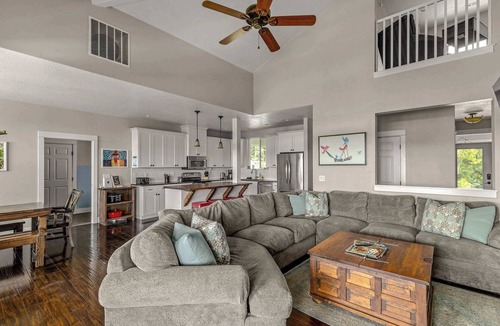 Amity House | The Perch - Eola Hills Pet Friendly w Hot tub