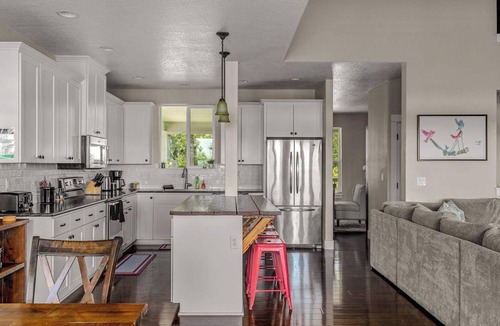 Amity House | The Perch - Eola Hills Pet Friendly w Hot tub