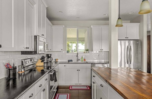 Amity House | The Perch - Eola Hills Pet Friendly w Hot tub