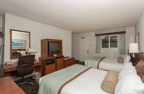 Newport Hotel | The Perfect Group Escape! 2 Modern Units, Free Parking, Pets Are Welcome!