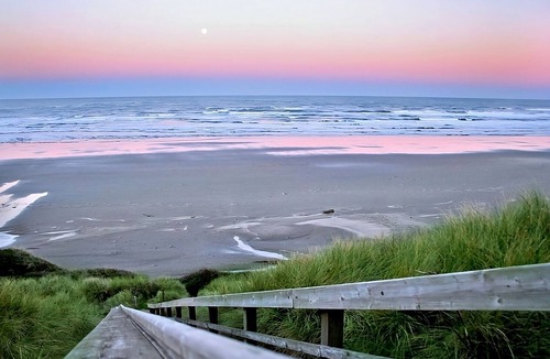 Newport Hotel | The Perfect Group Escape! 2 Modern Units, Free Parking, Pets Are Welcome!