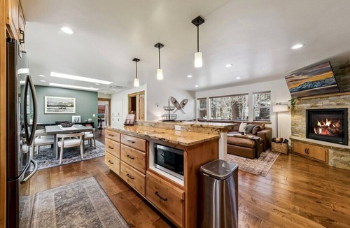 Tahoe Village House | The “Pine Tree Cabin”. Hot Tub, 4Br, 2 Ba, A/C, Near beaches, casinos, skiing