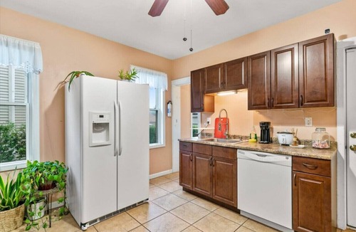 Bridgeport Apartment | The Pink Room near Yale and St. V