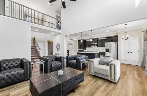 Clarksville House | The Pond House 5BR Retreat w Scenic Views