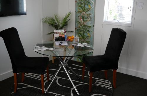 Napier Bed & Breakfast | The Pool House Bed & Breakfast - Near Marine Parade Napier