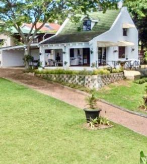 Uvongo Villa | The Pool House