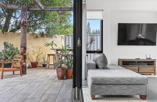 Kingsley House | The Poolside Getaway