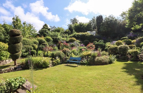 Dyserth Cottage | THE POPPY FIELDS ABODE, family friendly in Dyserth