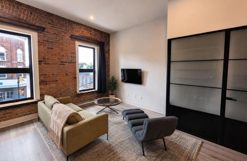 Renfrew Apartment | The Post Hotel