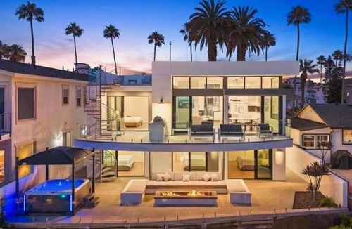 Townsite House | The premier Spacious 5-bedroom beach house in Oceanside over looking the beach.
