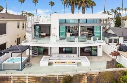 Townsite House | The premier Spacious 5-bedroom beach house in Oceanside over looking the beach.