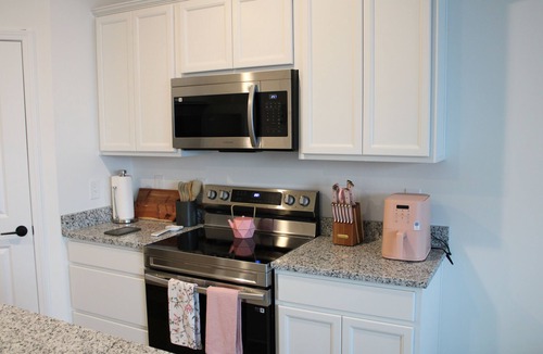 Alcoa House | The Purrfect Stay—a charming, cat-themed 2.5-bedroom home in Maryville, TN.