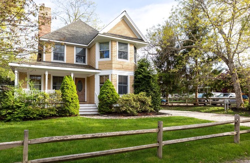 East Chop House | The quintessential MV home. Now booking for 2026!