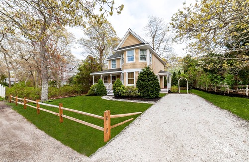 East Chop House | The quintessential MV home. Now booking for 2026!