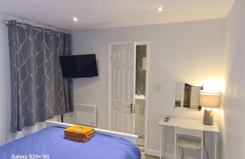 Padworth Apartment | The Reading three bedroom apartment with gardens, suitable for contractors