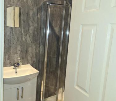 Padworth Apartment | The Reading three bedroom apartment with gardens, suitable for contractors