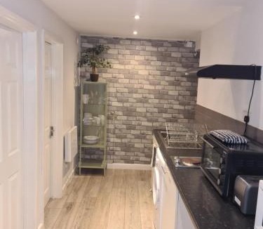 Padworth Apartment | The Reading three bedroom apartment with gardens, suitable for contractors