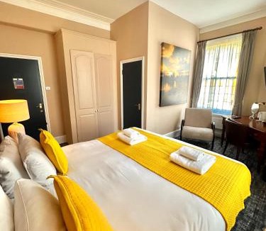 South Richmond Hotel | The Red Cow - Guest House