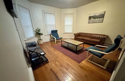Hartford Apartment | The Red Door Retreat - Walking Distance to Downtown Hartford