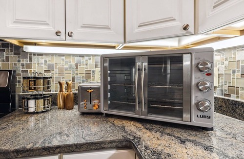 Ohio City House | The Redwood Retreat- 5Bed/4Ba with a Rooftop Deck in the Heart of Ohio City