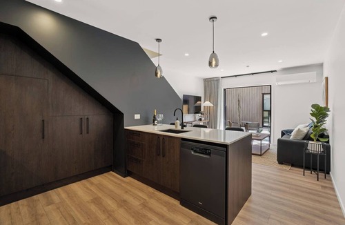 Frankton Villa | The Remarkable Hideaway-3 Bedroom, Central, Modern
