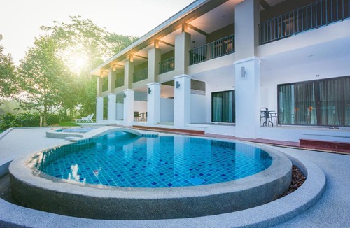 Khuk Khak Beach Hotel | The Retreat Khaolak Resort - SHA Extra Plus