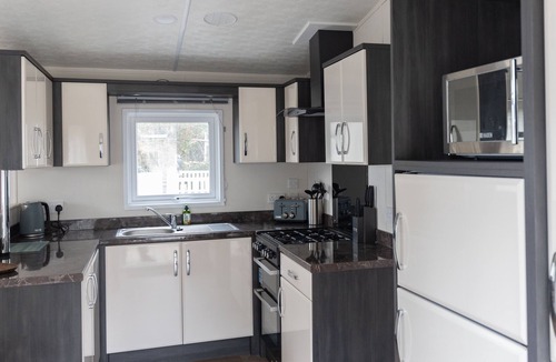 Mudeford Cottage | The Retreat, Sandhills Holiday Park by the beach in Mudeford